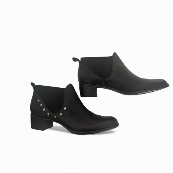 Munro Black Leather Ankle Booties with Silver Accents Sz 8 - Picture 2 of 6